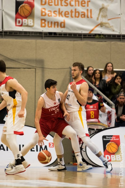 Deutschland gewinnt beim Albert-Schweitzer-Tunier mit 74:70 gegen die Türkei