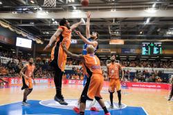 Die Skyliners gewinnen auswärts gegen den Mitteldeutschen Basketball Club mit 95:89
